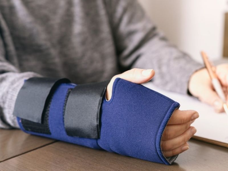 employee line icon with briefcase